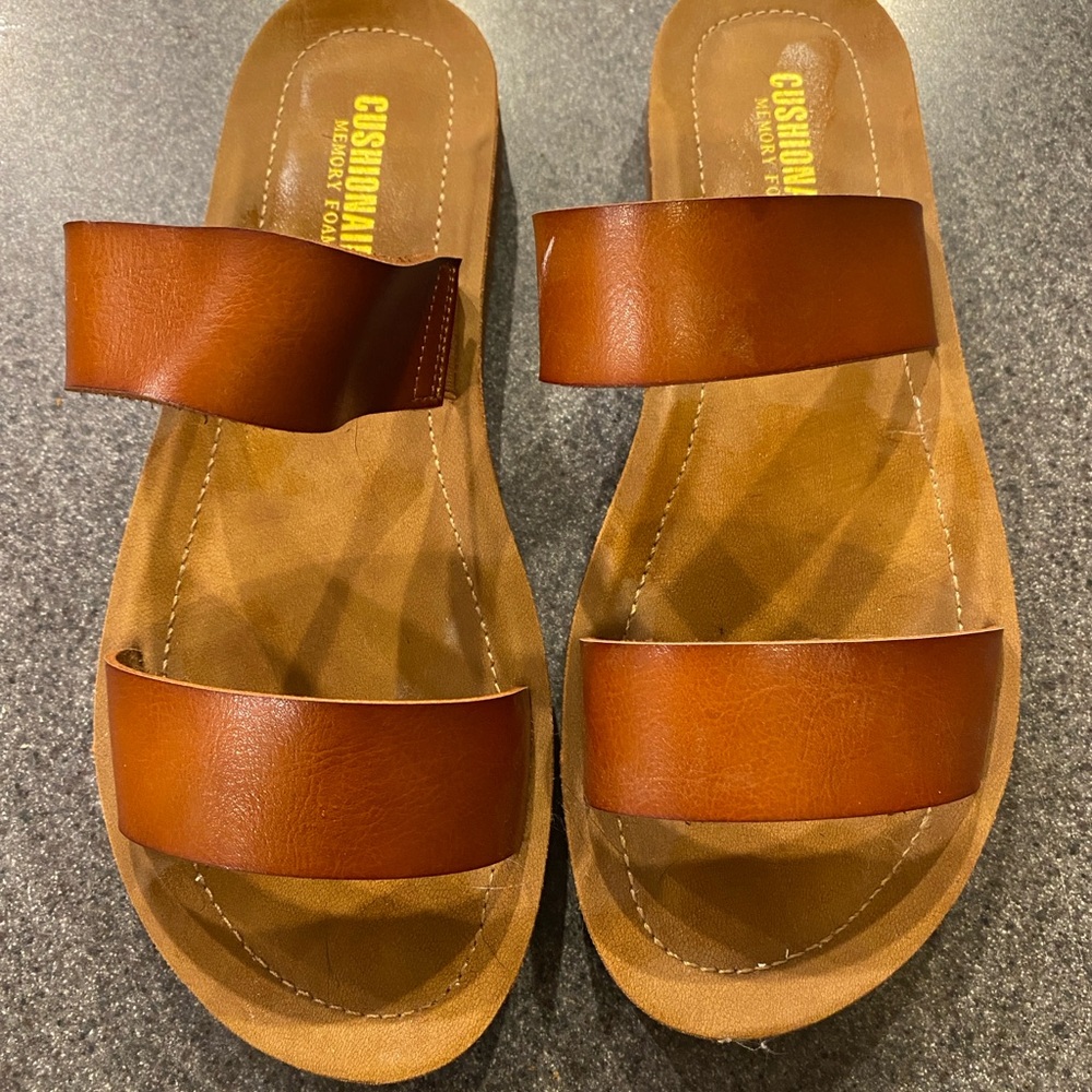 Cushionaire Sandals Size 9 Never Worn